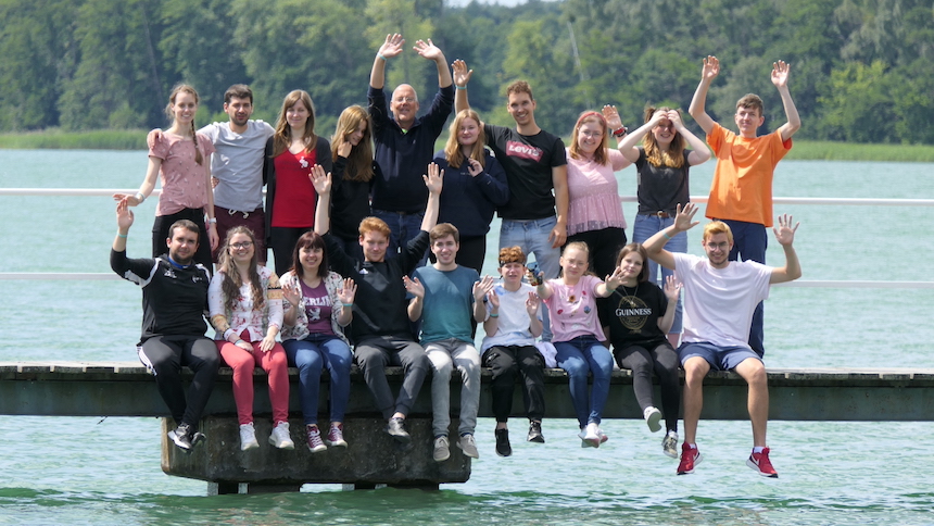 Gruppenfoto der Vereinsmitglieder auf einem Steg des Werbellinsees