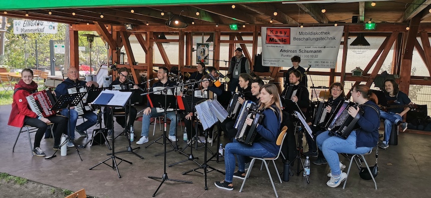 Spielbereites Akkordeonorchester beim Konzert in der Baumschule