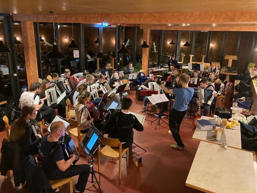 Akkordeonorchester probt konzentriert