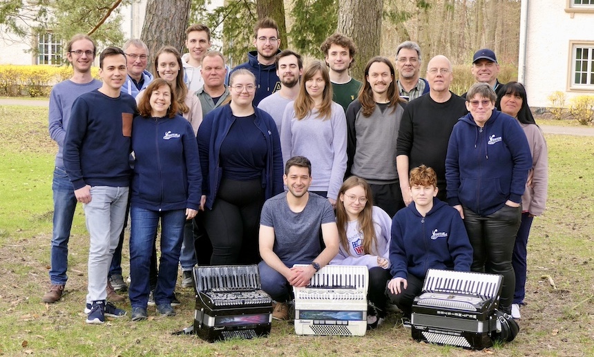 Gruppenfoto vor der Unterkunft am Werbellinsee