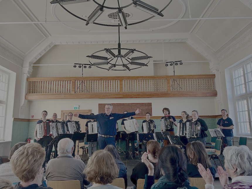 Das Orchester steht auf der Bühne der Freiheit 15