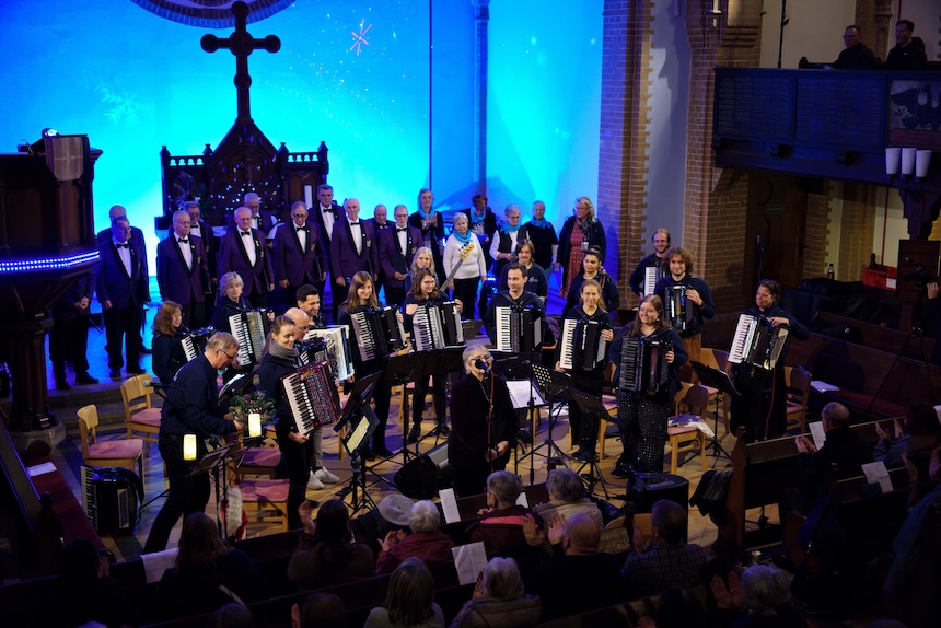 Foto von voller Bühne mit dem Orchester und den Chören