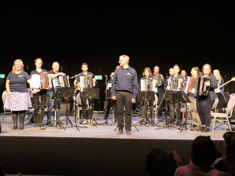 Foto vom Orchester auf der Bühne im Estrel