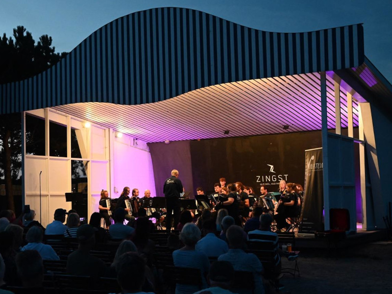 Foto vom Orchester auf der Freilichtbühne in Zingst